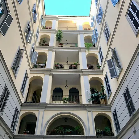 A Due Passi Dal Colosseo