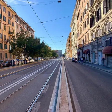 A Due Passi Dal Colosseo